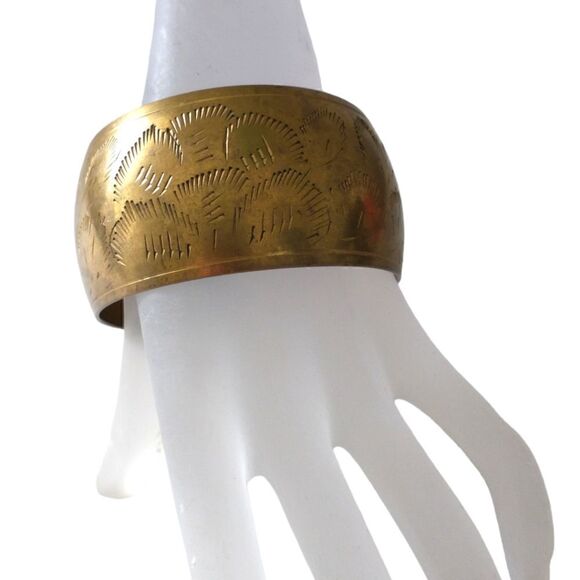 Vintage Etched Brass Bangle Bracelet Engraved Estate Bronze Patina Chunky Boho. - Picture 4 of 16